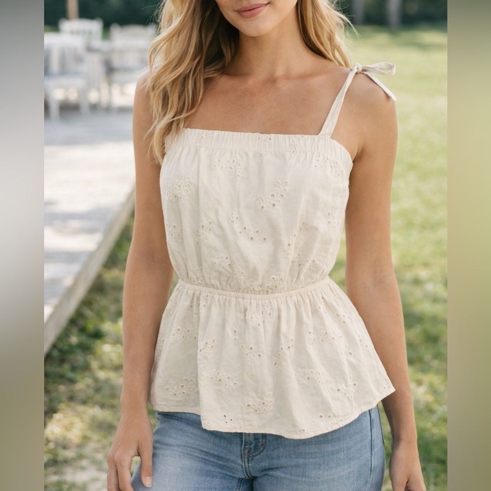 Maurice’s Ivory Eyelet Summer top size M cotton